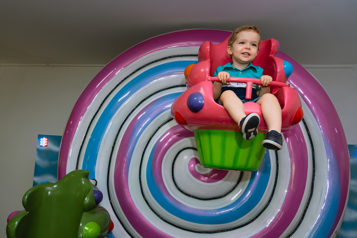 menino brancando no gira gira 