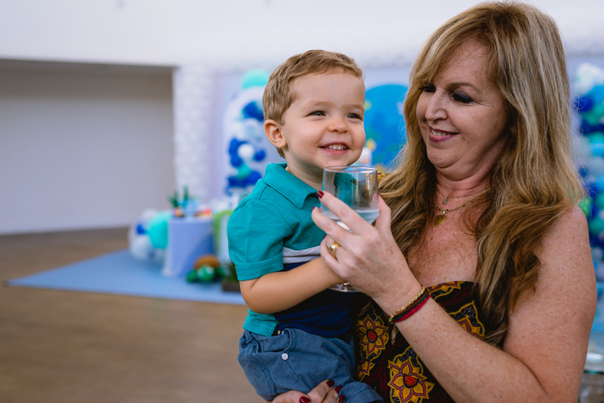 vó brincando com o neto