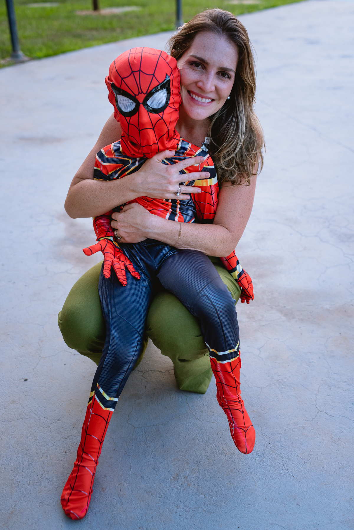 menino fantasiado de homem aranha 