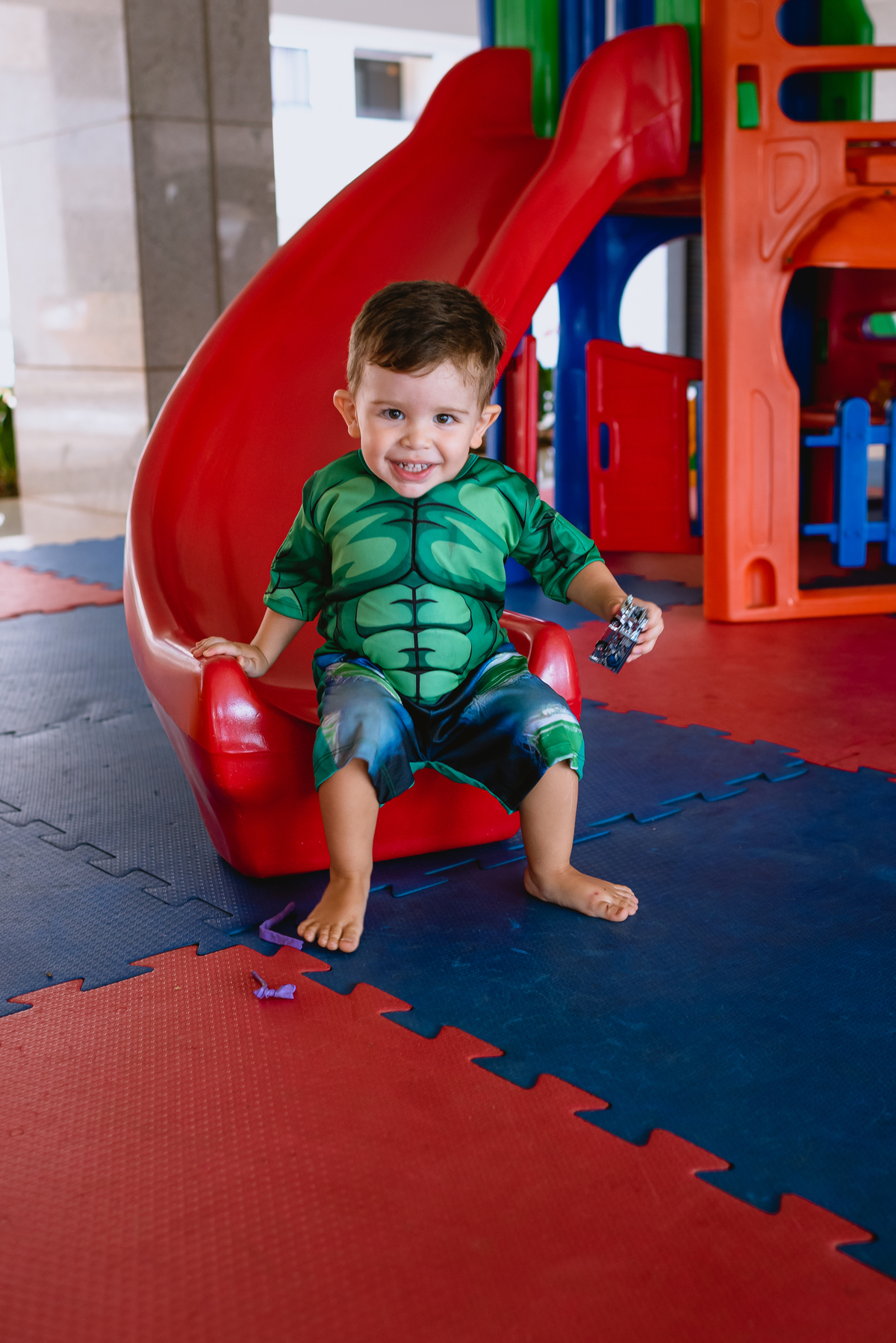 menino brincando no escorrega 