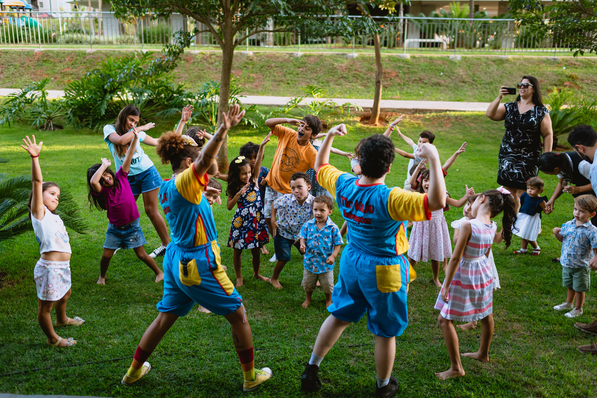 crianças brincado em festa infantil