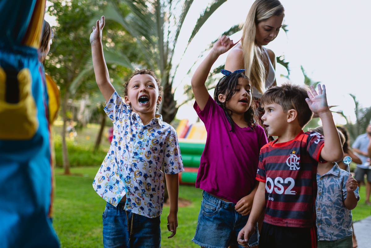 crianças brincado em festa infantil