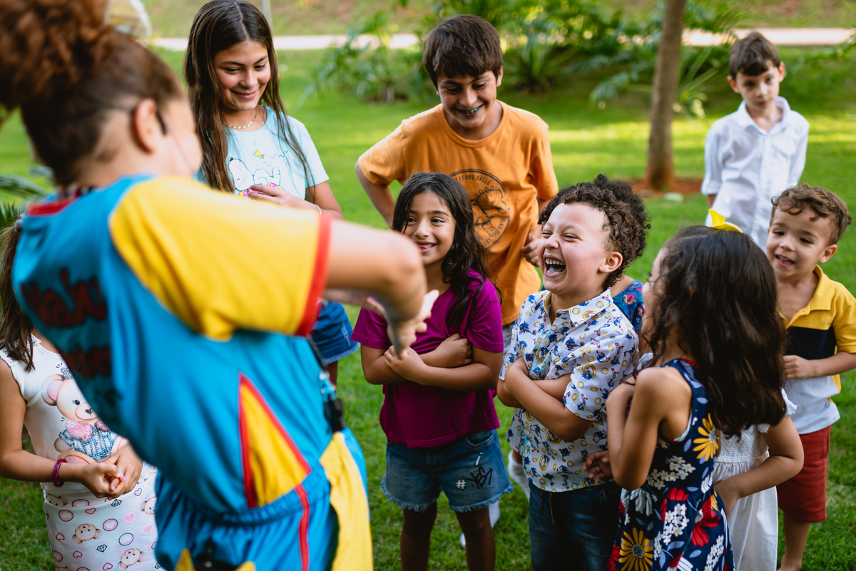 crianças brincado em festa infantil