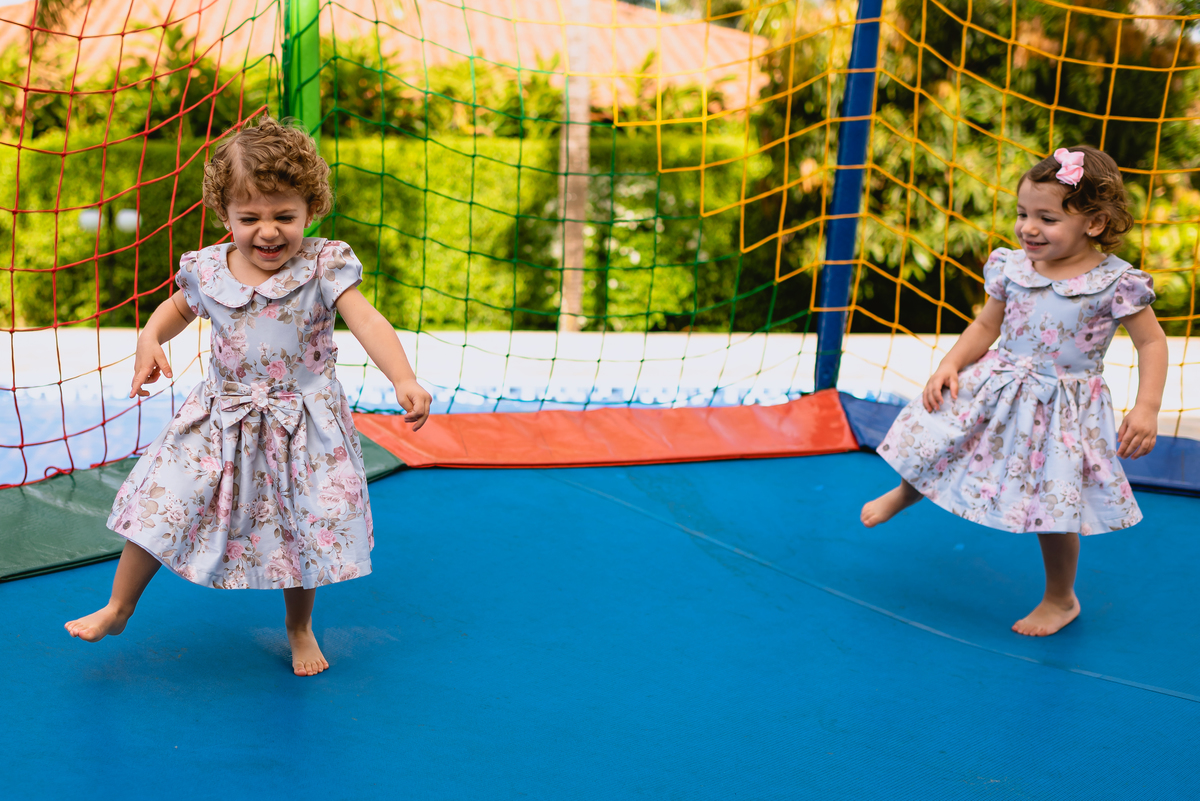 crianças brincando no pula pula 