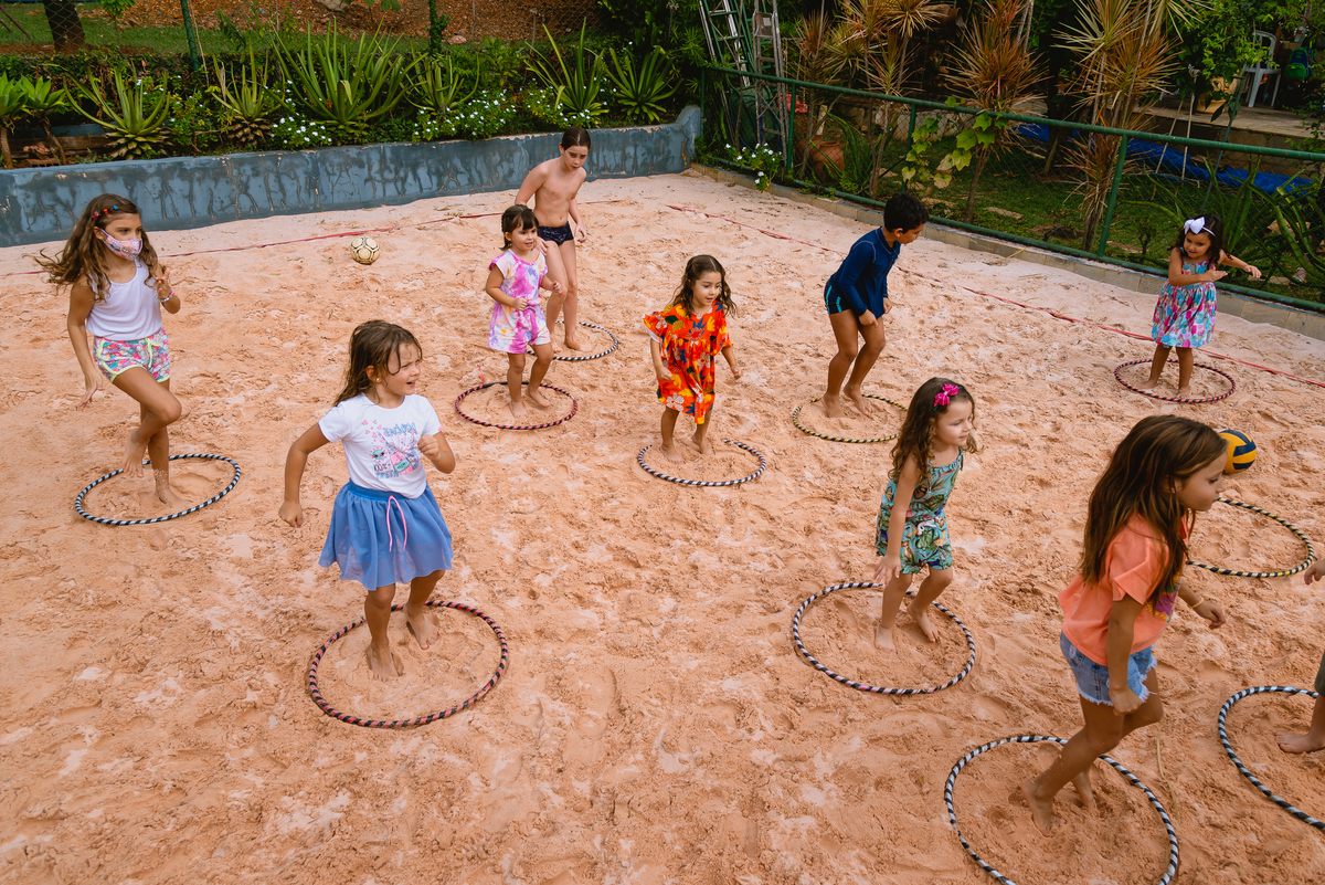 crianças brincando na areia 