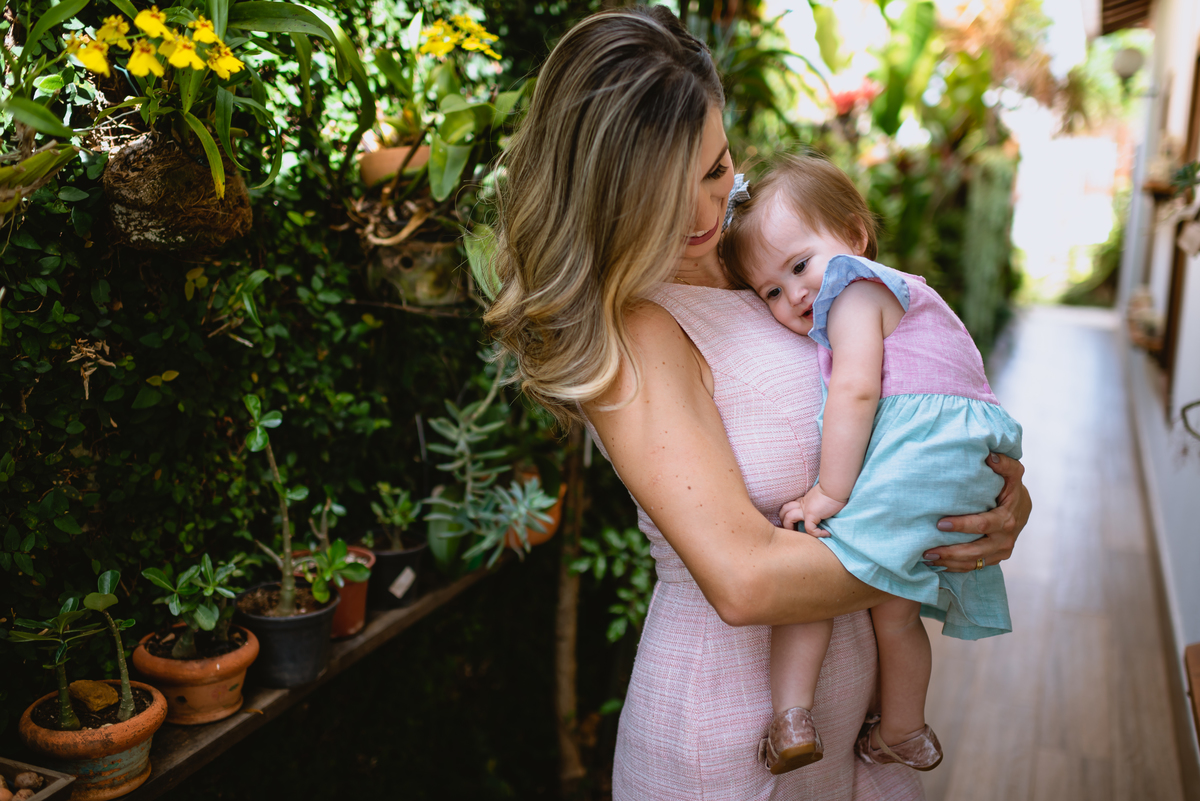 mãe abraçando filha linda
