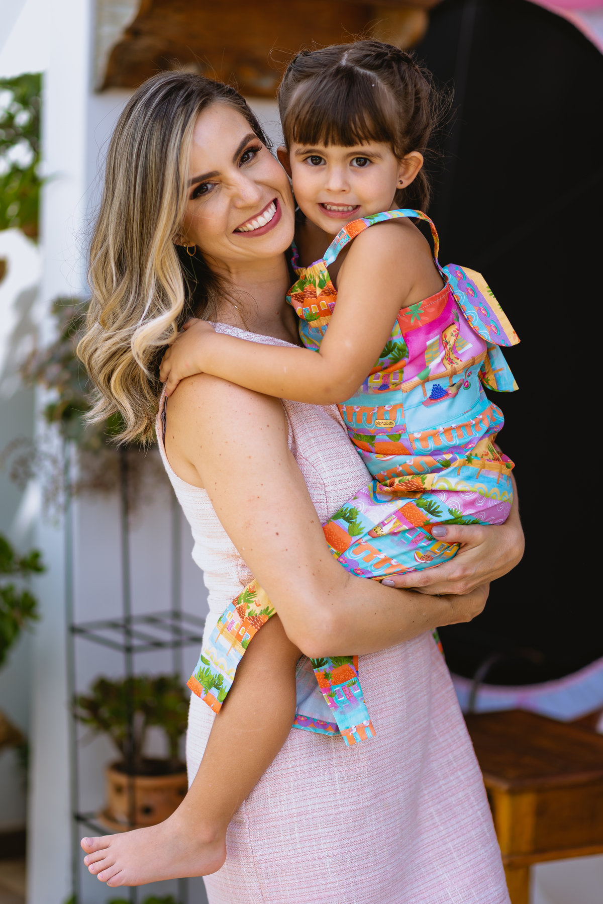 mãe abraçando filha linda