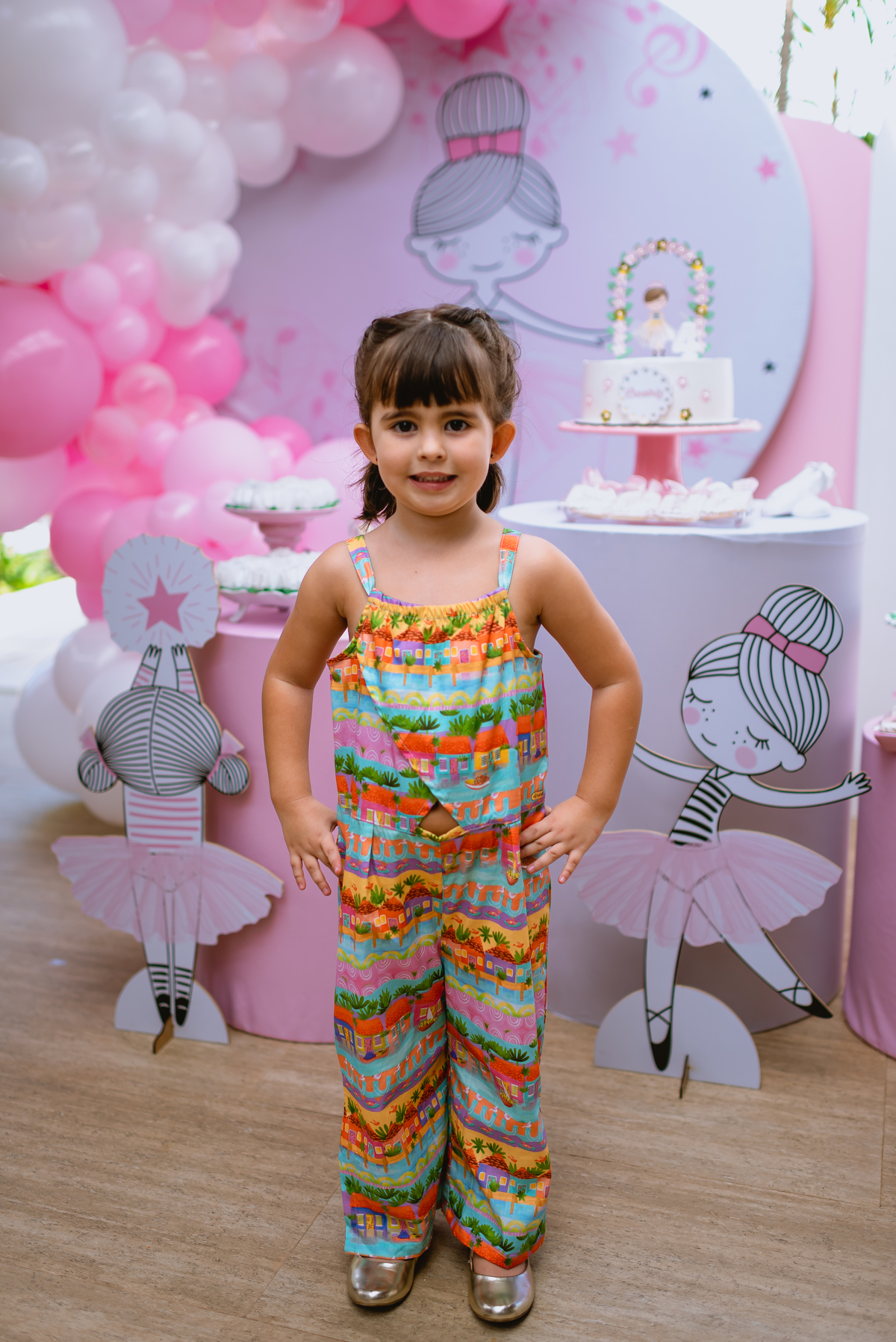 manina linda na festa de bailarina