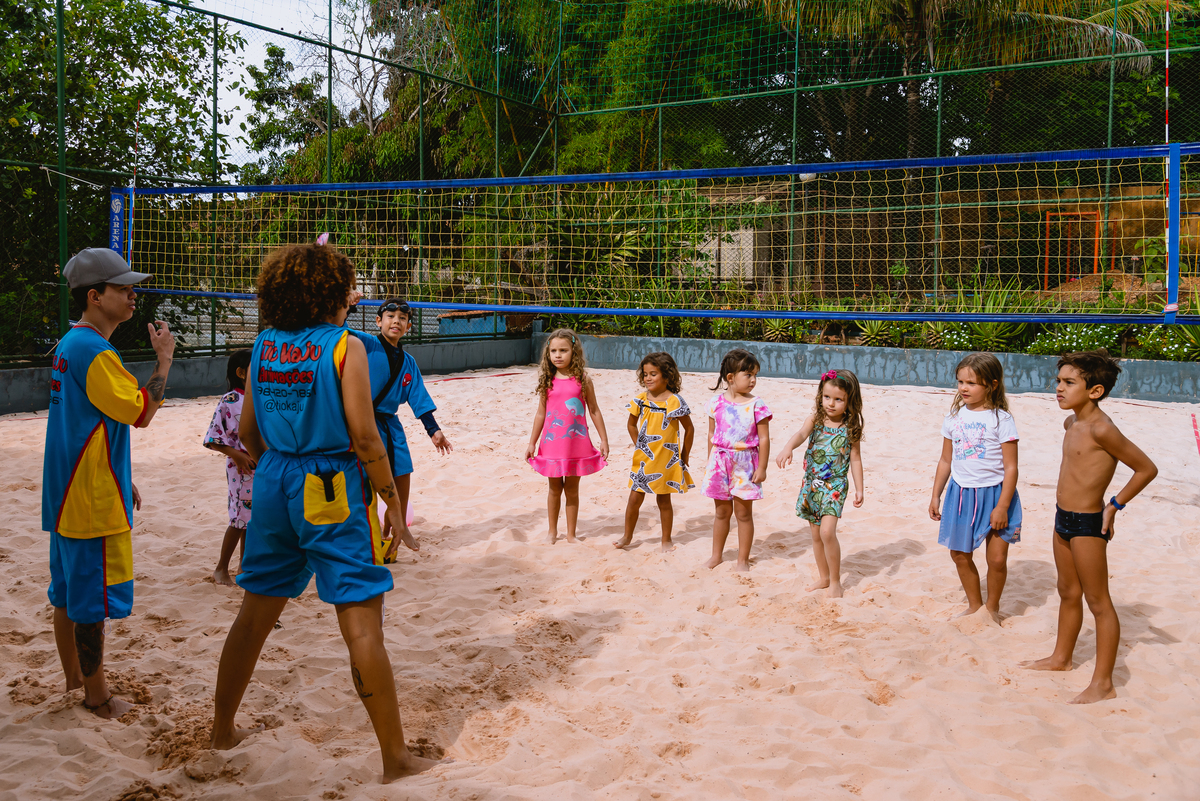 crianças brincando na areia 