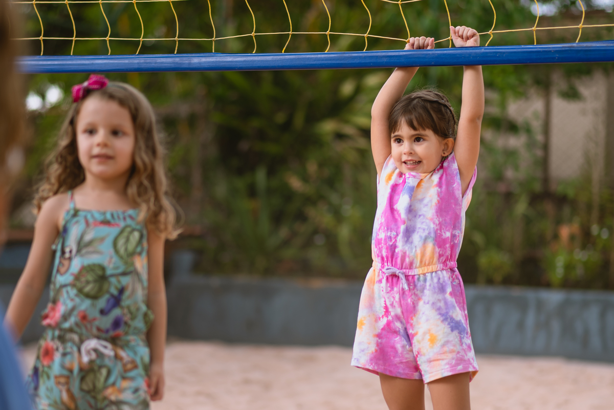 crianças brincando na areia 