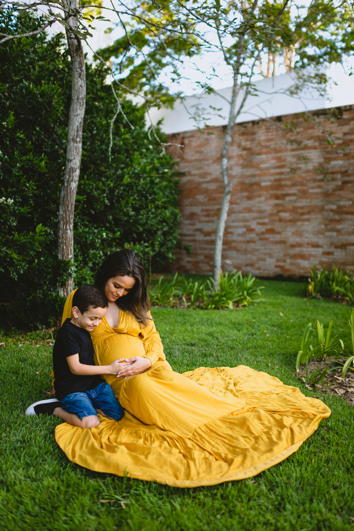 filho abraçando mãe gravida