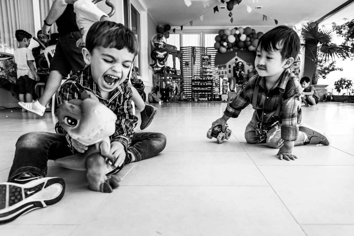 amigos brincando de dinossauro 