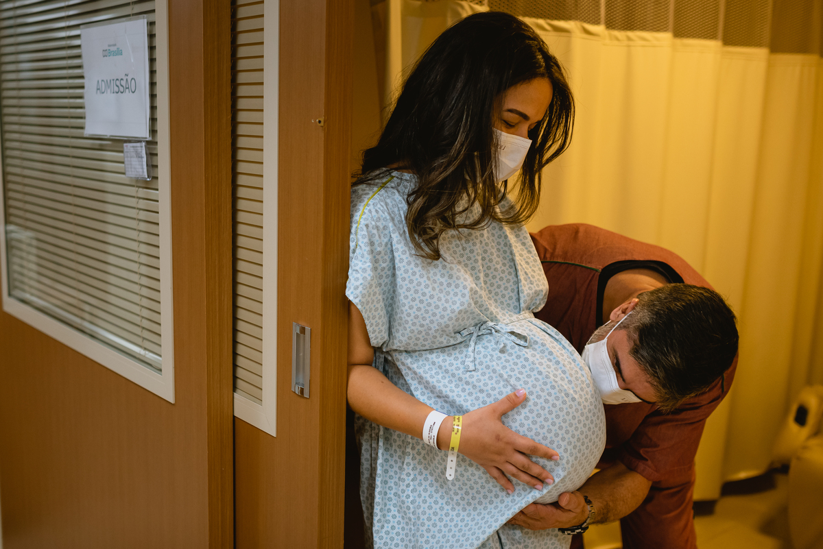 pai beijando a barriga da esposa da gravida 