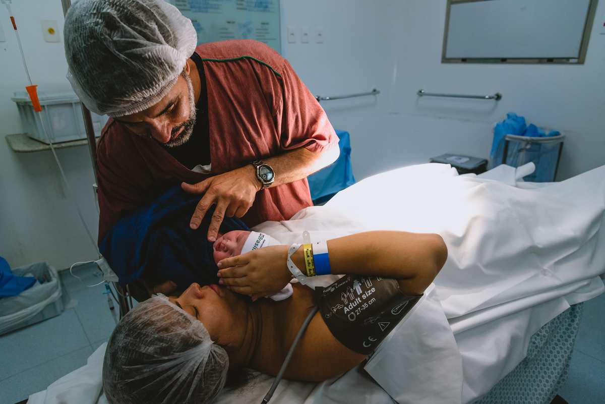 mãe vendo filha que acabou de nascer