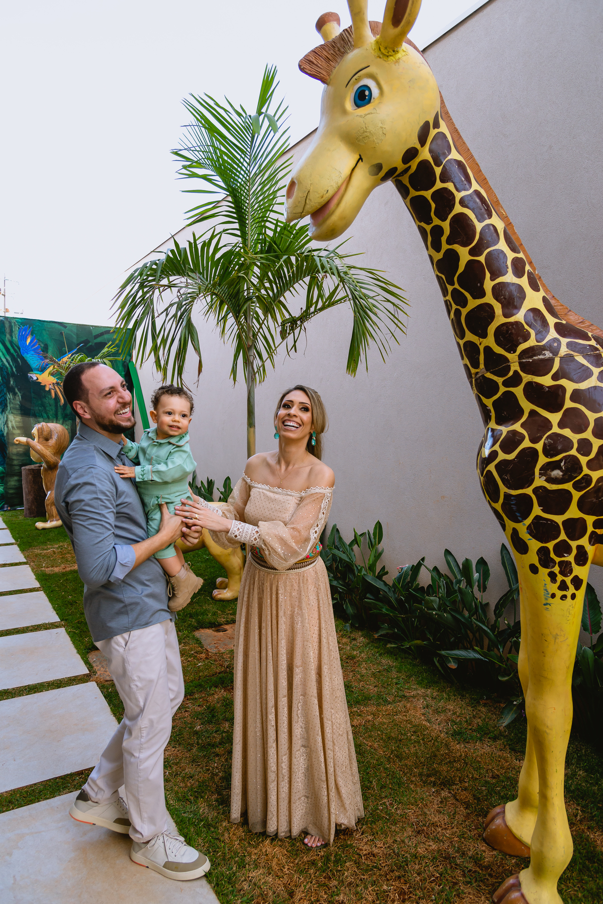 pai e mãe com o filho