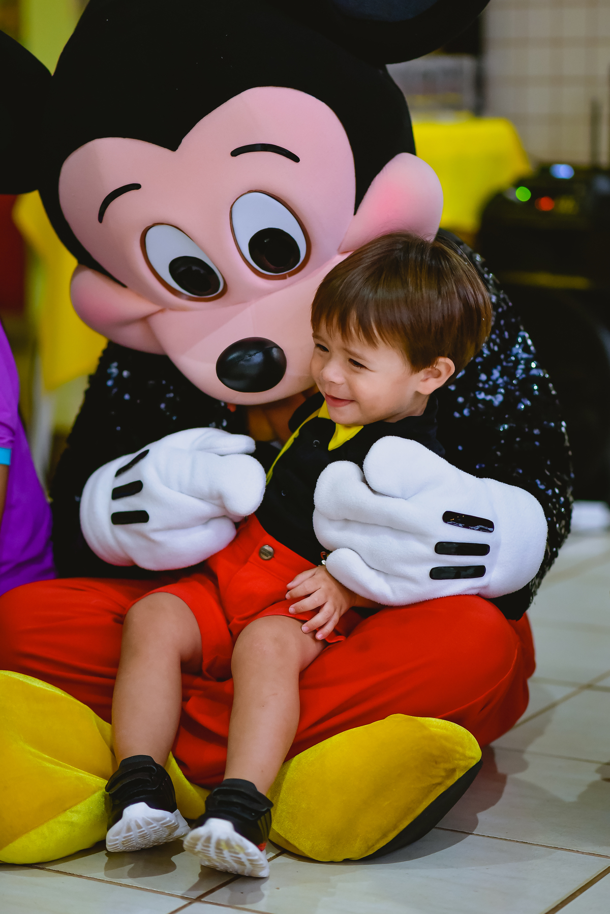 Mickey Mouse abraçando criança 
