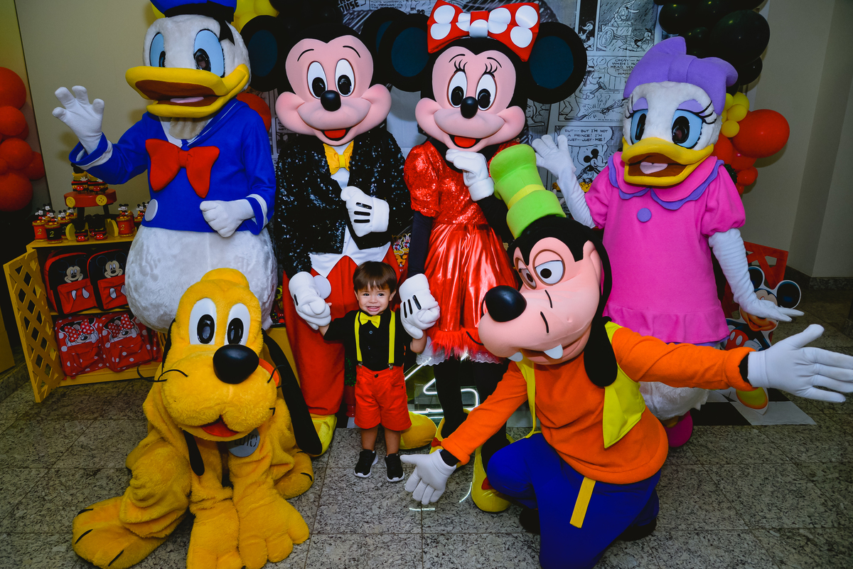 turma do Mickey Mouse em festa infantil 