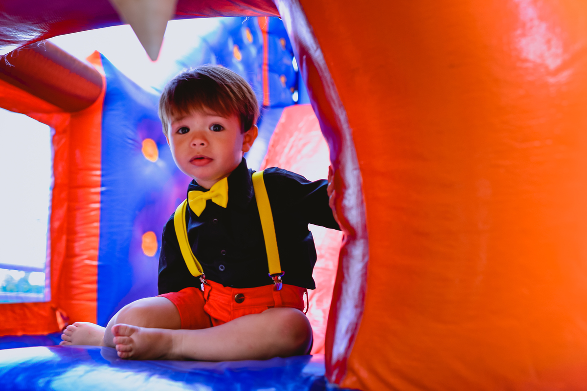 menino brincando no pula pula 