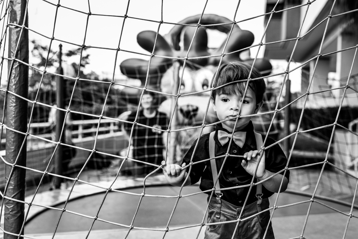 menino brincando no pula pula 