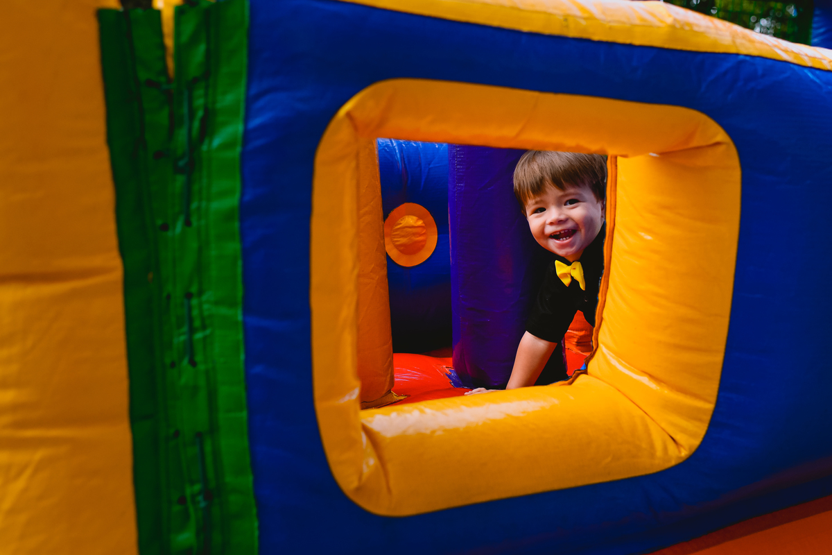 menino brincando no pula pula 