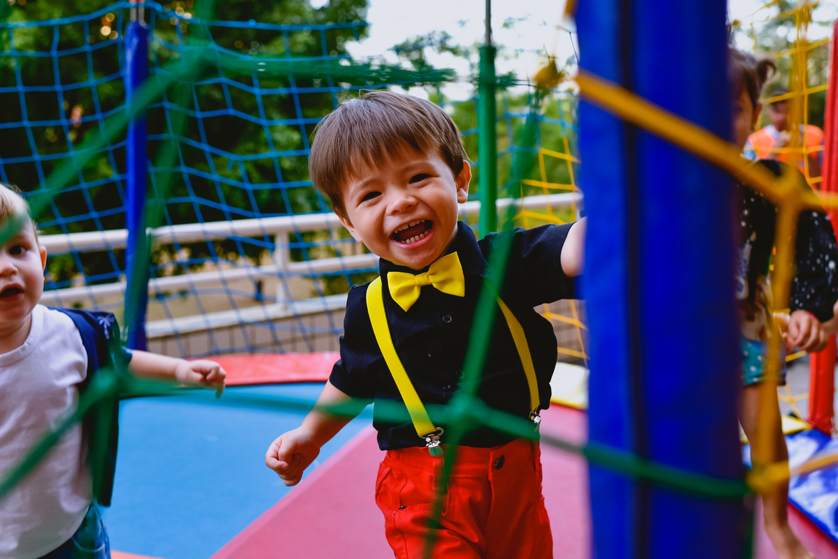 menino brincando no pula pula 