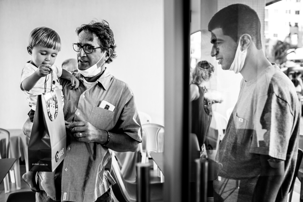 criança ganhando presente no dia do aniversário 