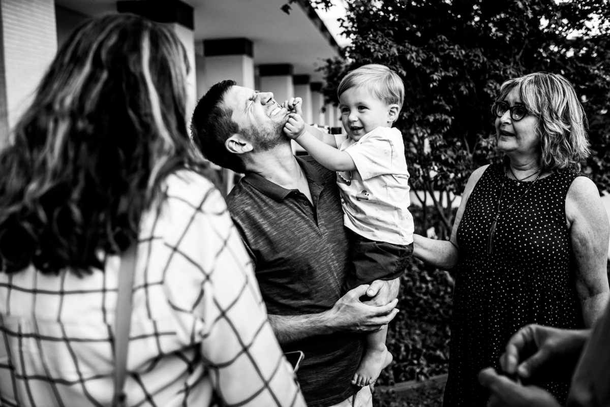 filho brincando com o pai