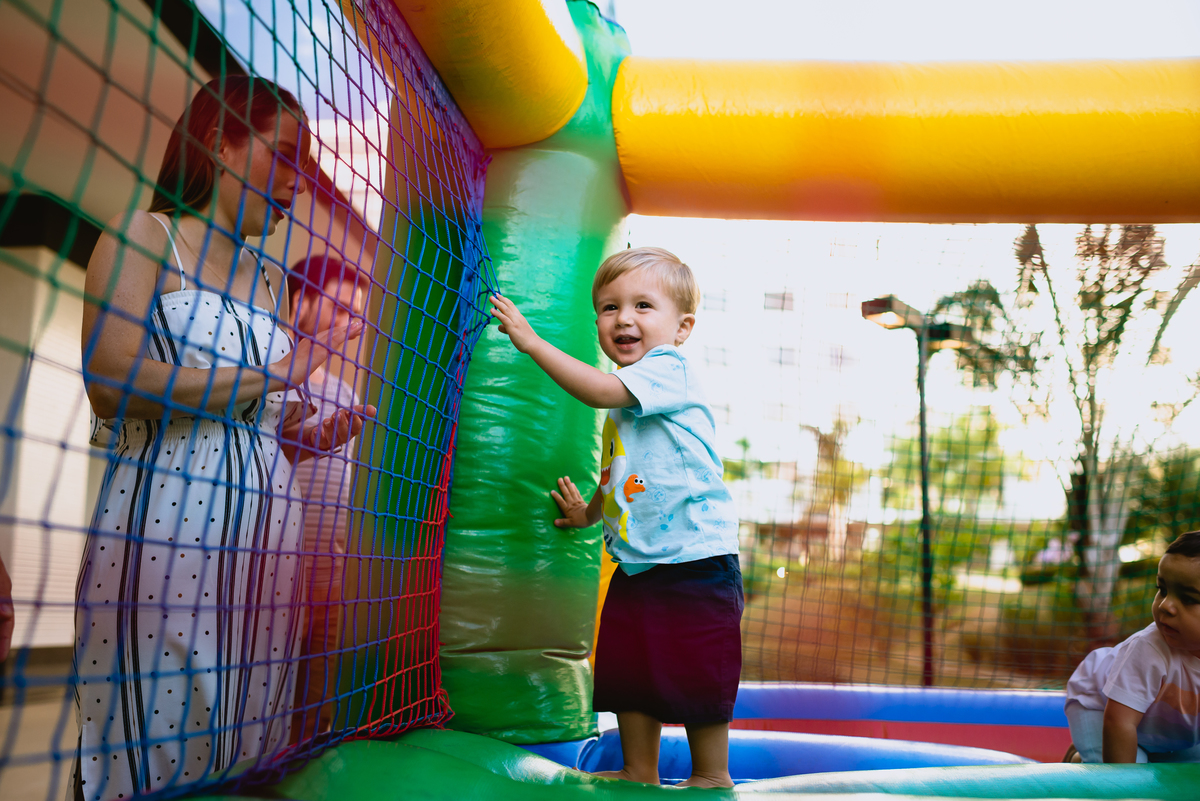 criança brincando no pula pula 