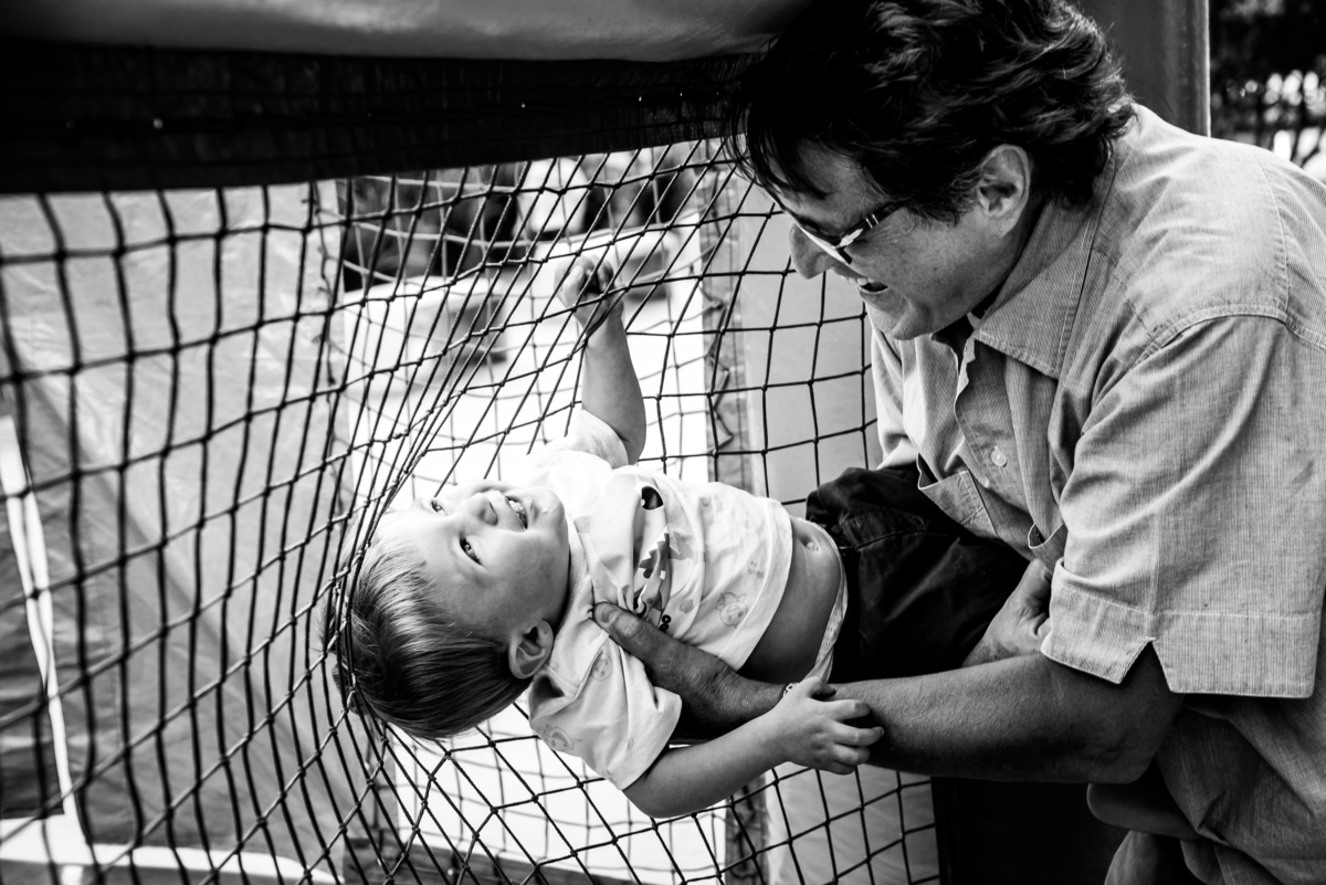 criança brincando com o tio