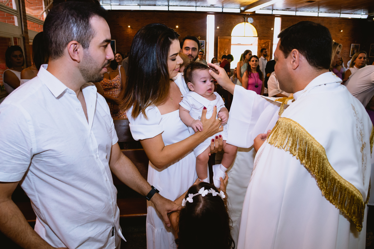 padre ungindo criança 