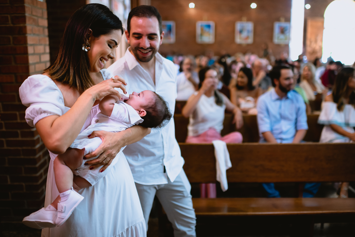 pais brincando com o filho