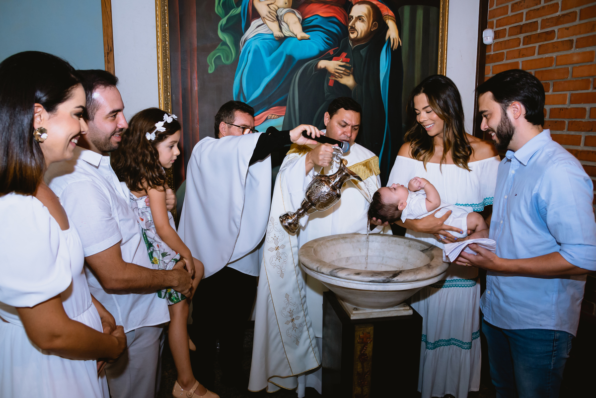 padre batizando criança 