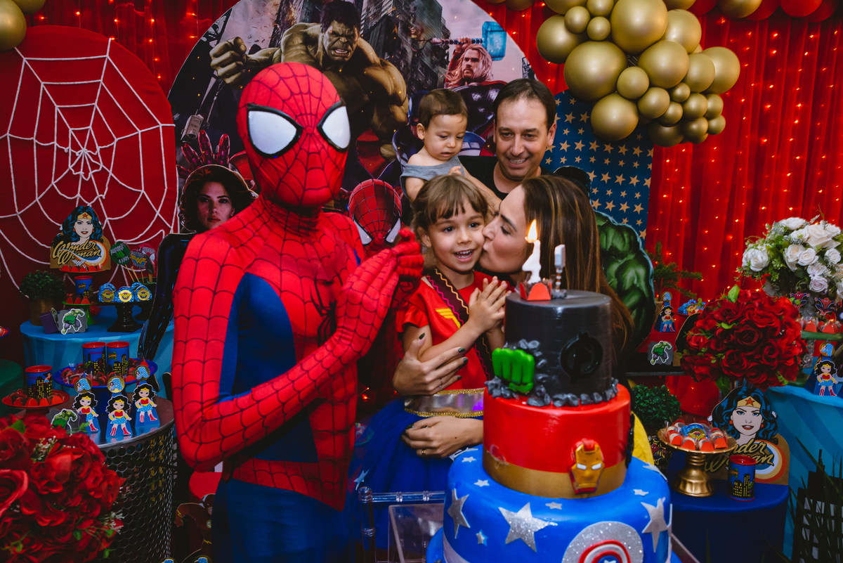 cantando o parabéns da mulher maravilha 