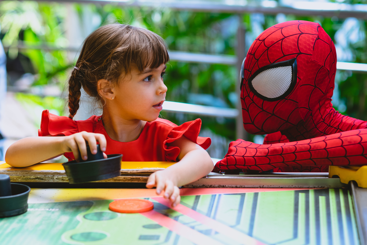 menina conversando com o homem aranha
