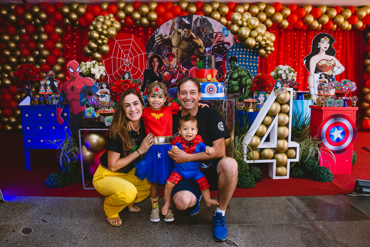 família reunida no aniversário infantil 