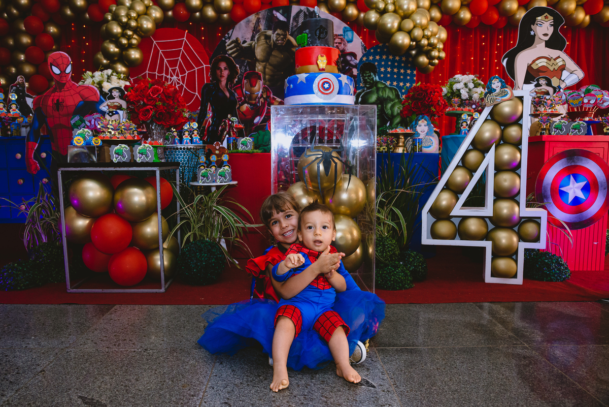 menina de mulher maravilha e menino de homem aranha