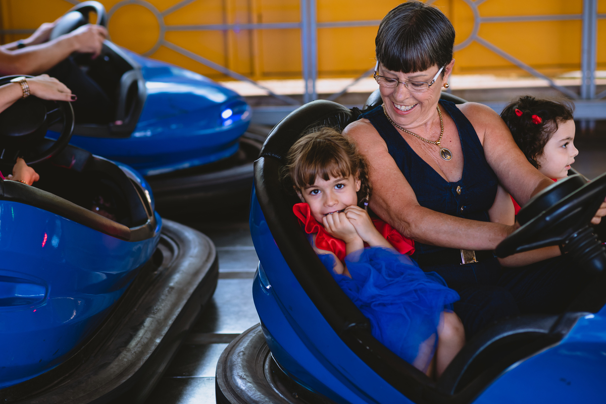 avó brincando com a neta