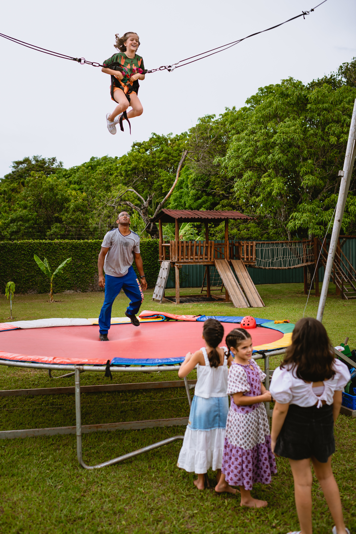 criança brincando de pular
