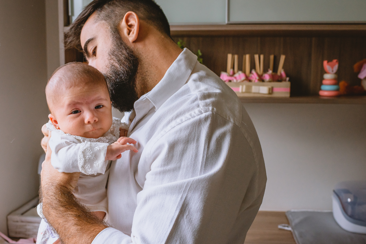 pai trocando a filha 