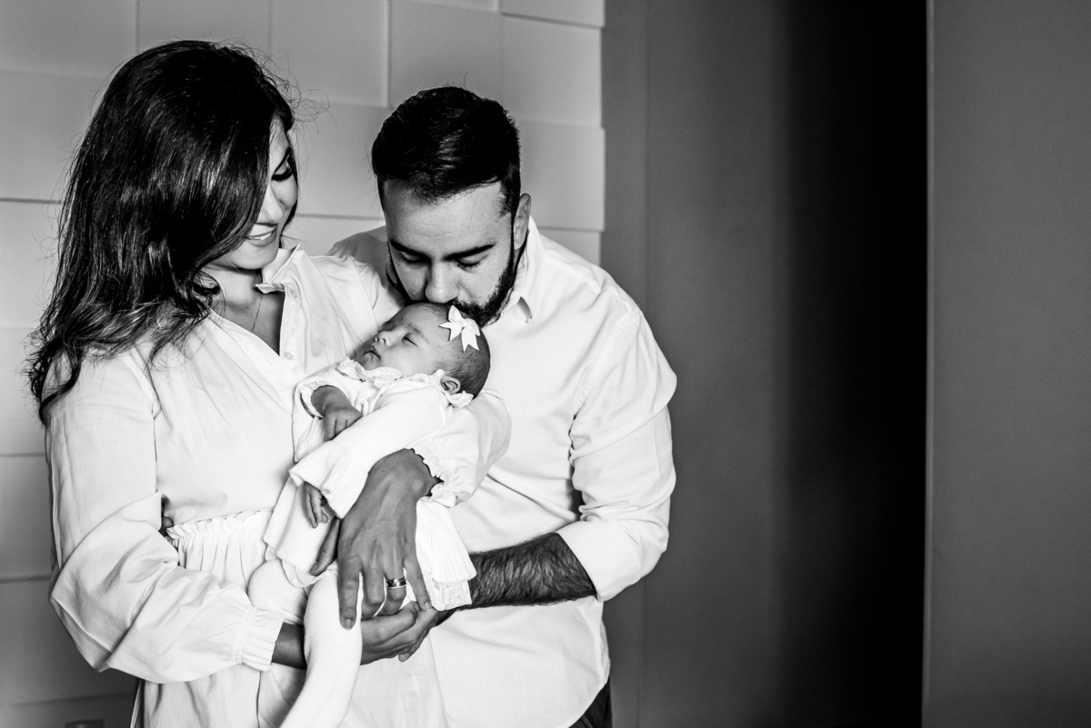 pai dando um beijo na filha 