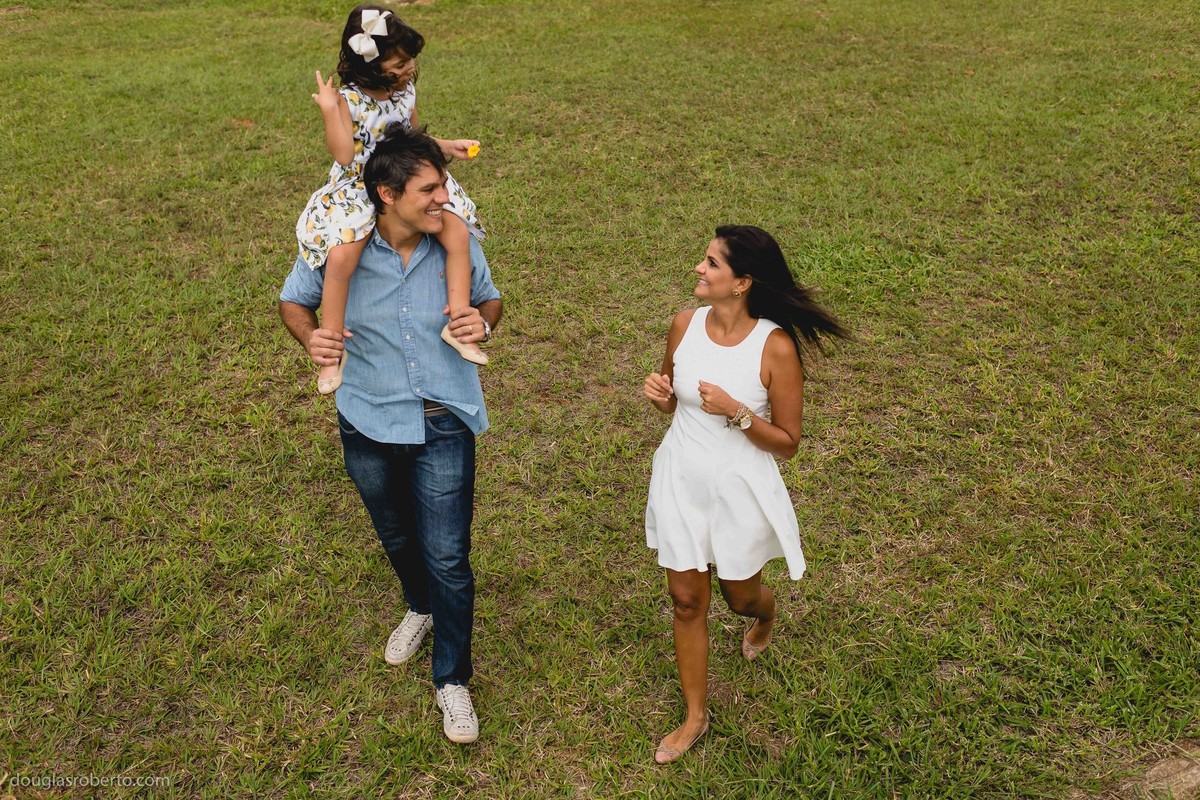 pai carregando filha no colo