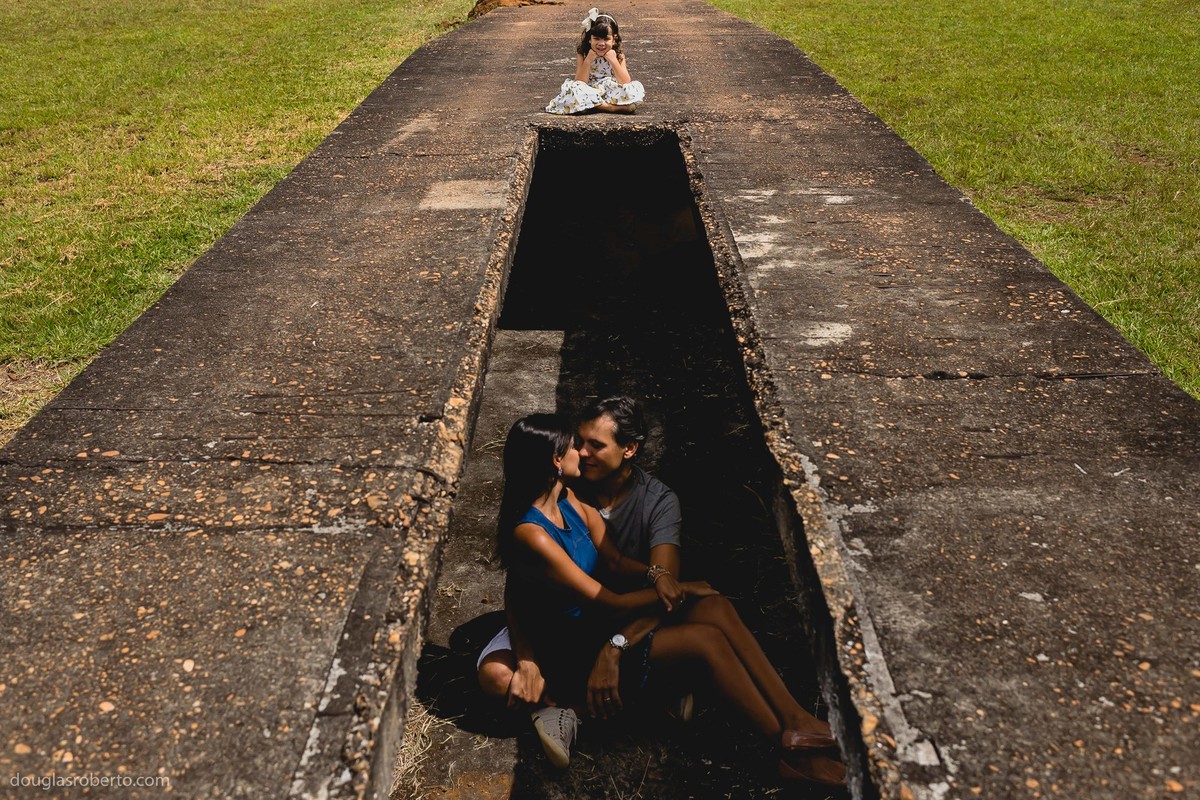 pais namorando e filha brincando