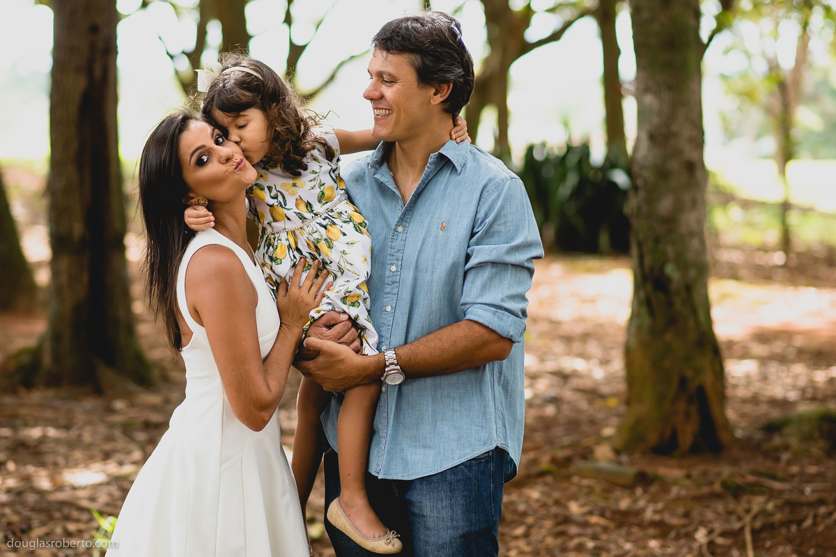 mãe dando beijo na filha
