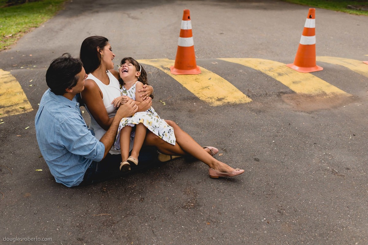 filha rindo no colo da mãe