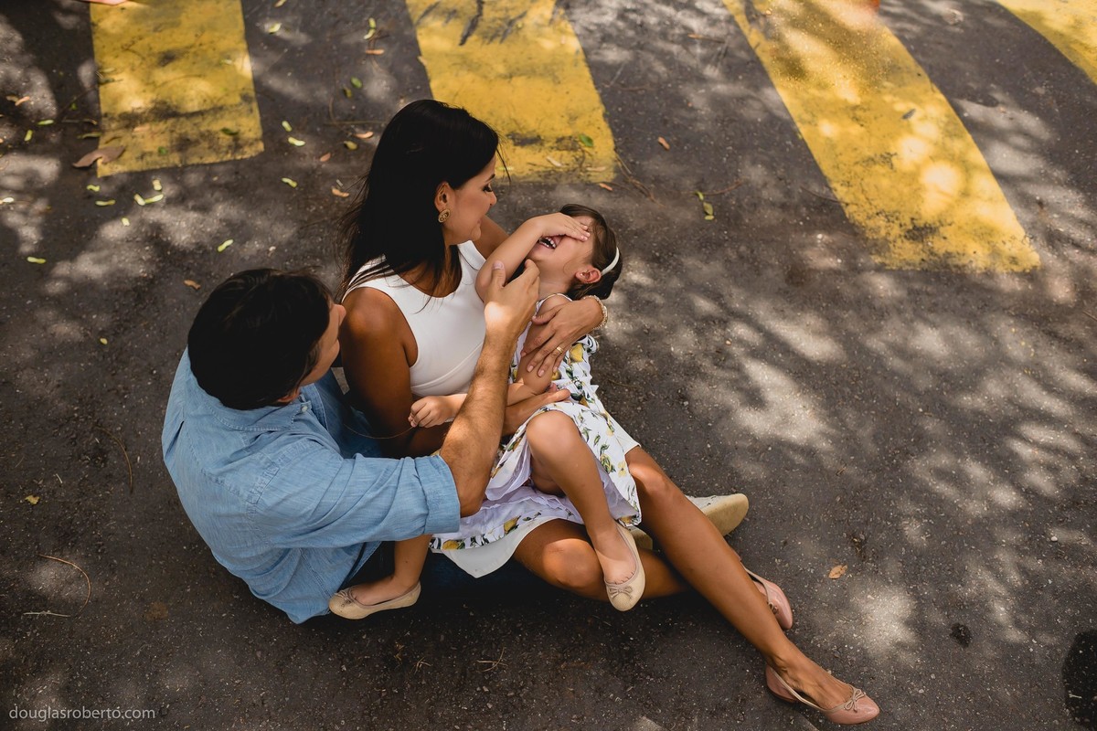 filha rindo no colo da mãe