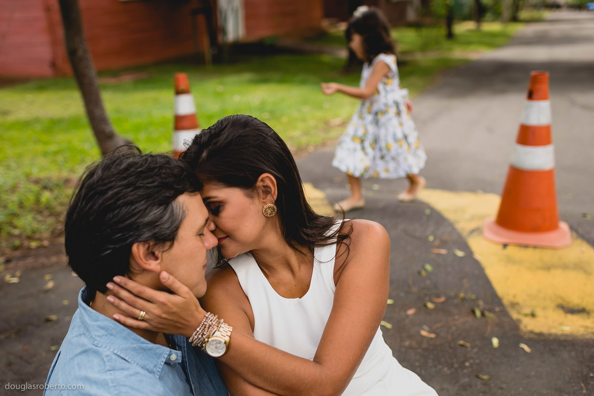 pais namorado e filha brincando