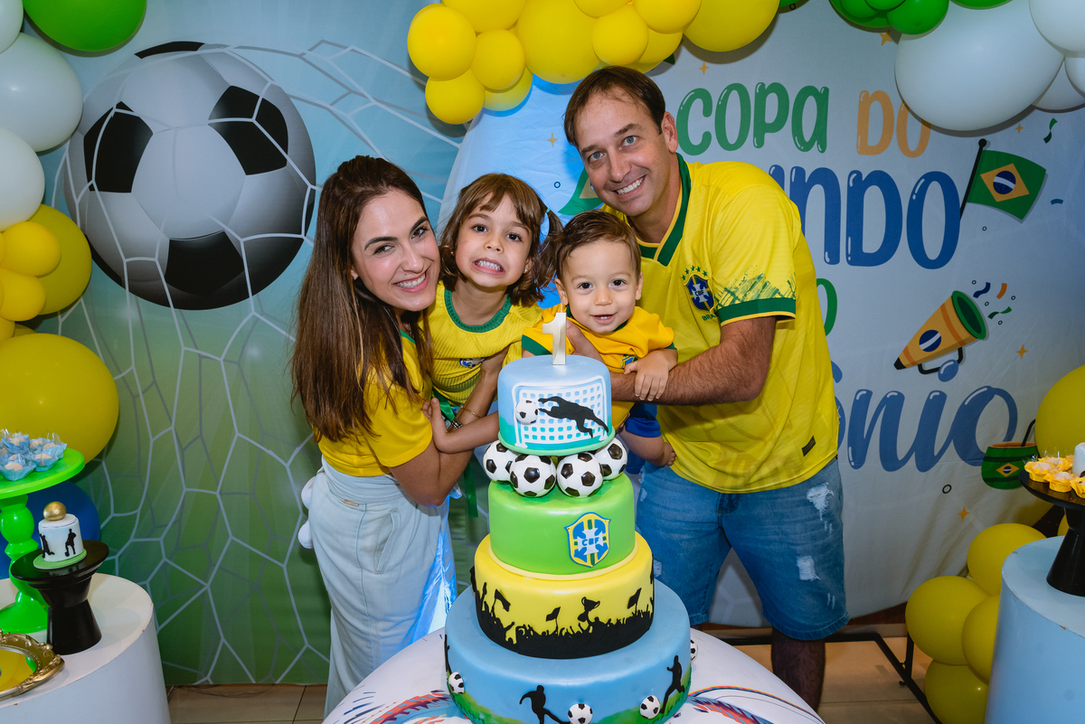 família na mesa do bolo 