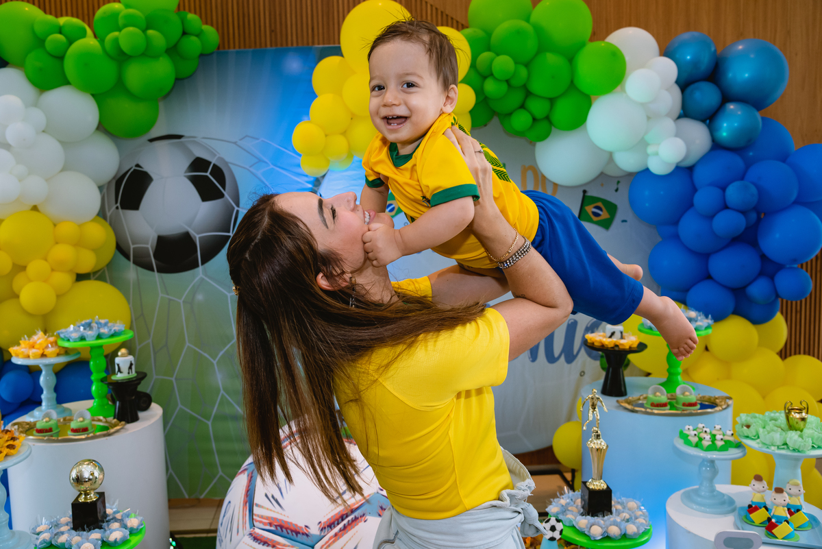 mãe brincando com o filho 