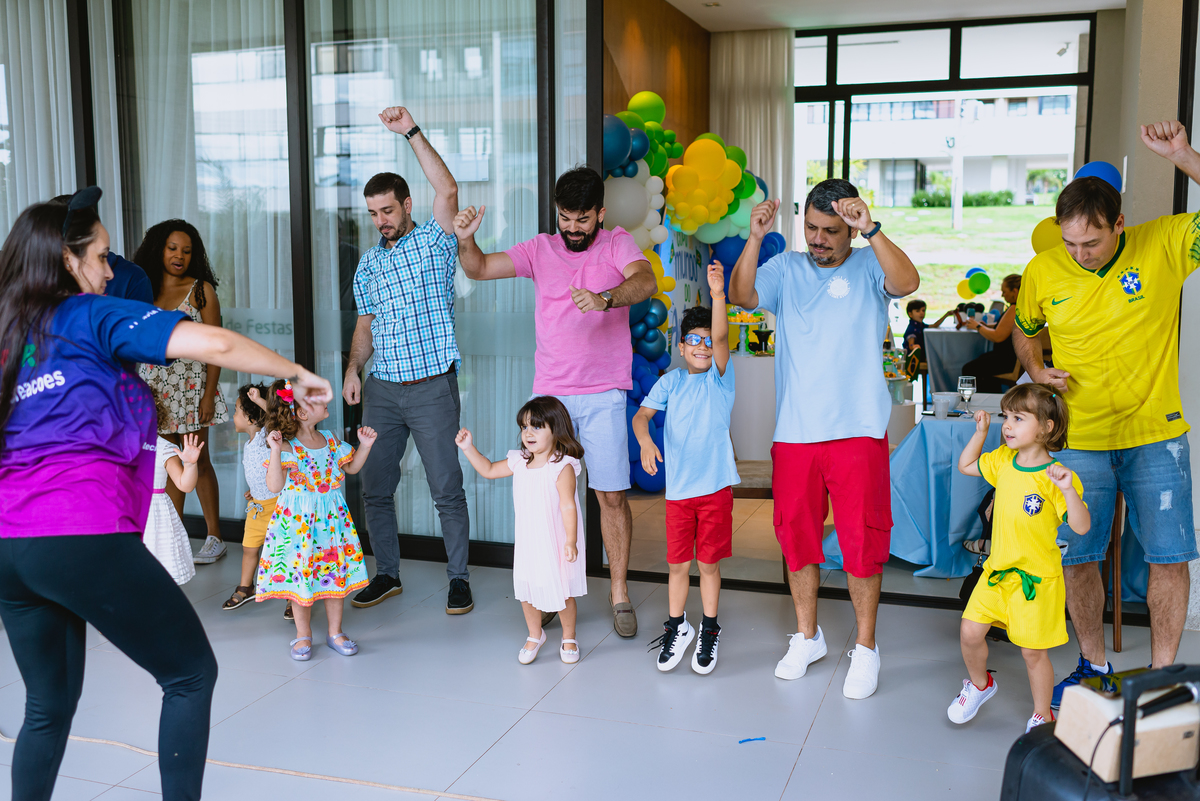 crianças brincando com os pais 