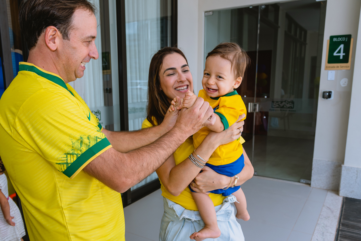 pais brincando com os filhos 